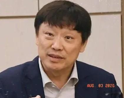 胡锡进8月3日凌晨发文，驳斥网友们称陈璇采访姿势“卑躬屈膝”的说法，并称“觉得有