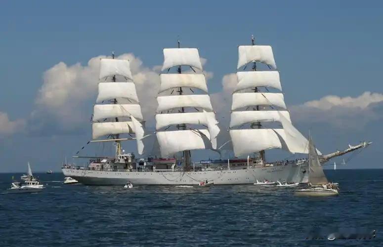 公海夺油 美方霸权行径引反击
 
12月20日凌晨，加勒比海海域，美军直升机搭载