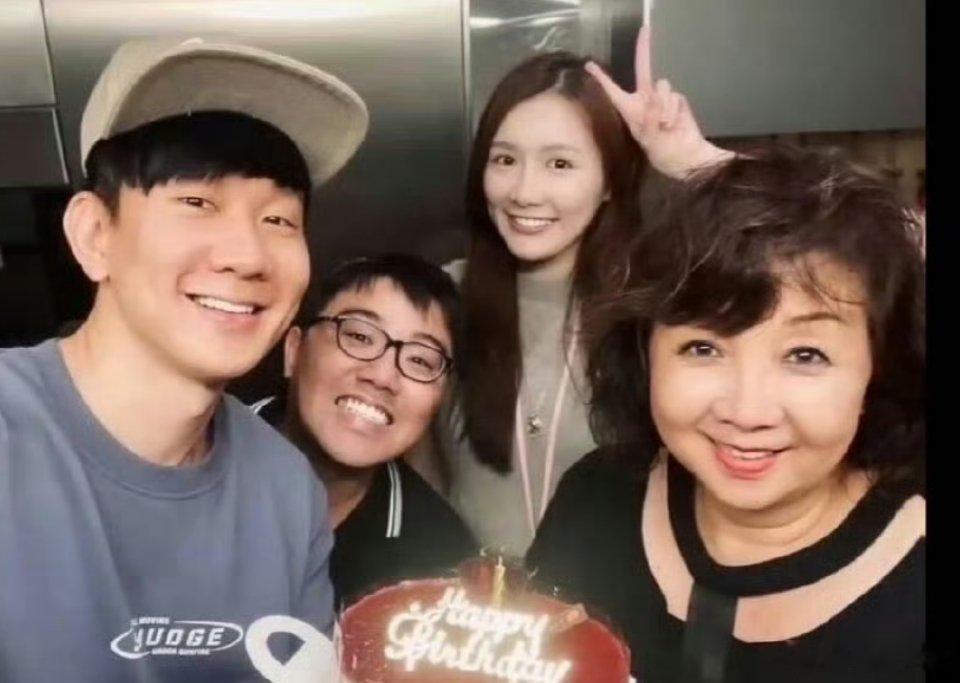 林俊杰前女友再发文观演之余感慨万千，她用文字诉说内心烦闷。过往回忆频频涌上心头，