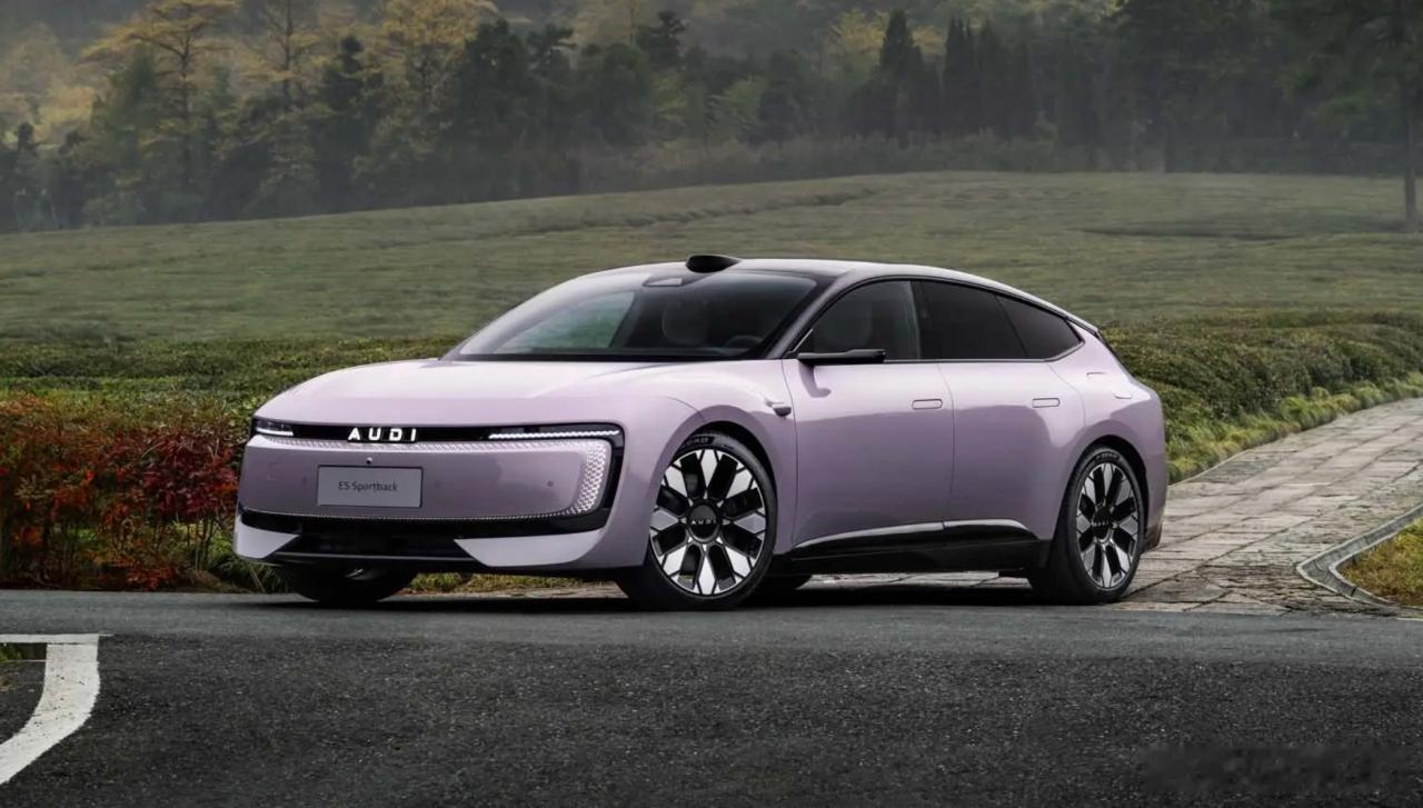 今天是奥迪E5Sportback预售 E5可以看作豪华品牌纯电时代的起点。它摆脱