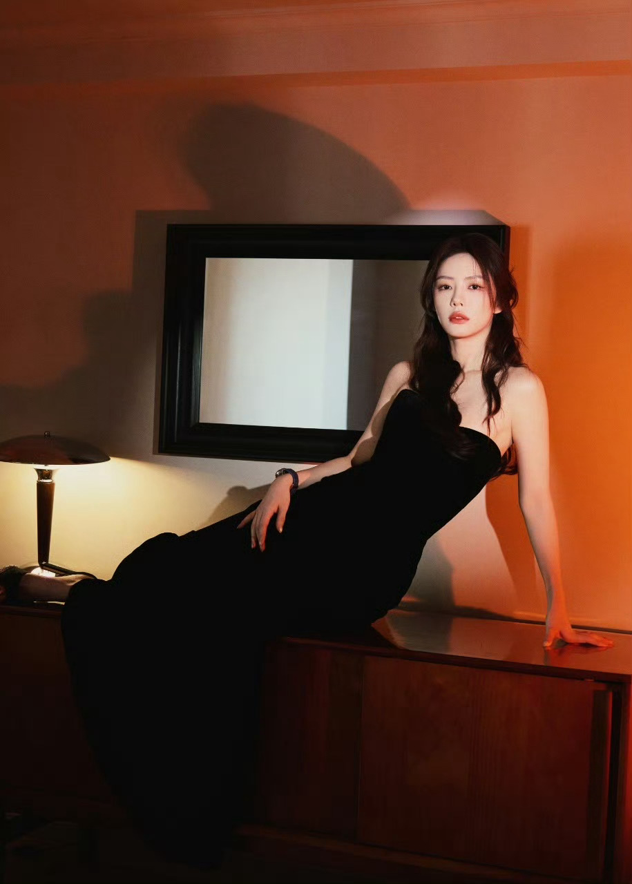 蔡文静抹胸长裙怎么美成这样 她让黑丝绒有了生命！光影流淌在肩颈曲线，指尖轻触灯盏