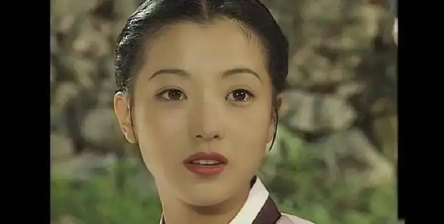 金喜善在首尔品牌活动上的近照被疯转，47岁的脸被拿来跟27岁的剧照并排。
法令纹