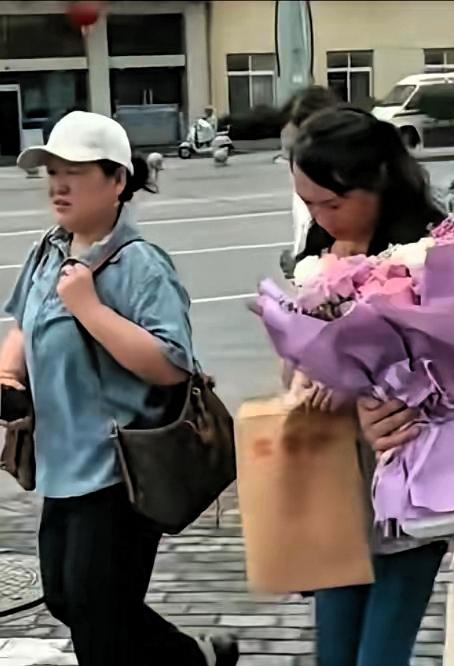 铁几角最终还是难以承受网友的“穷追猛打”。然而，在同一场行程中，三个人给出的缘由