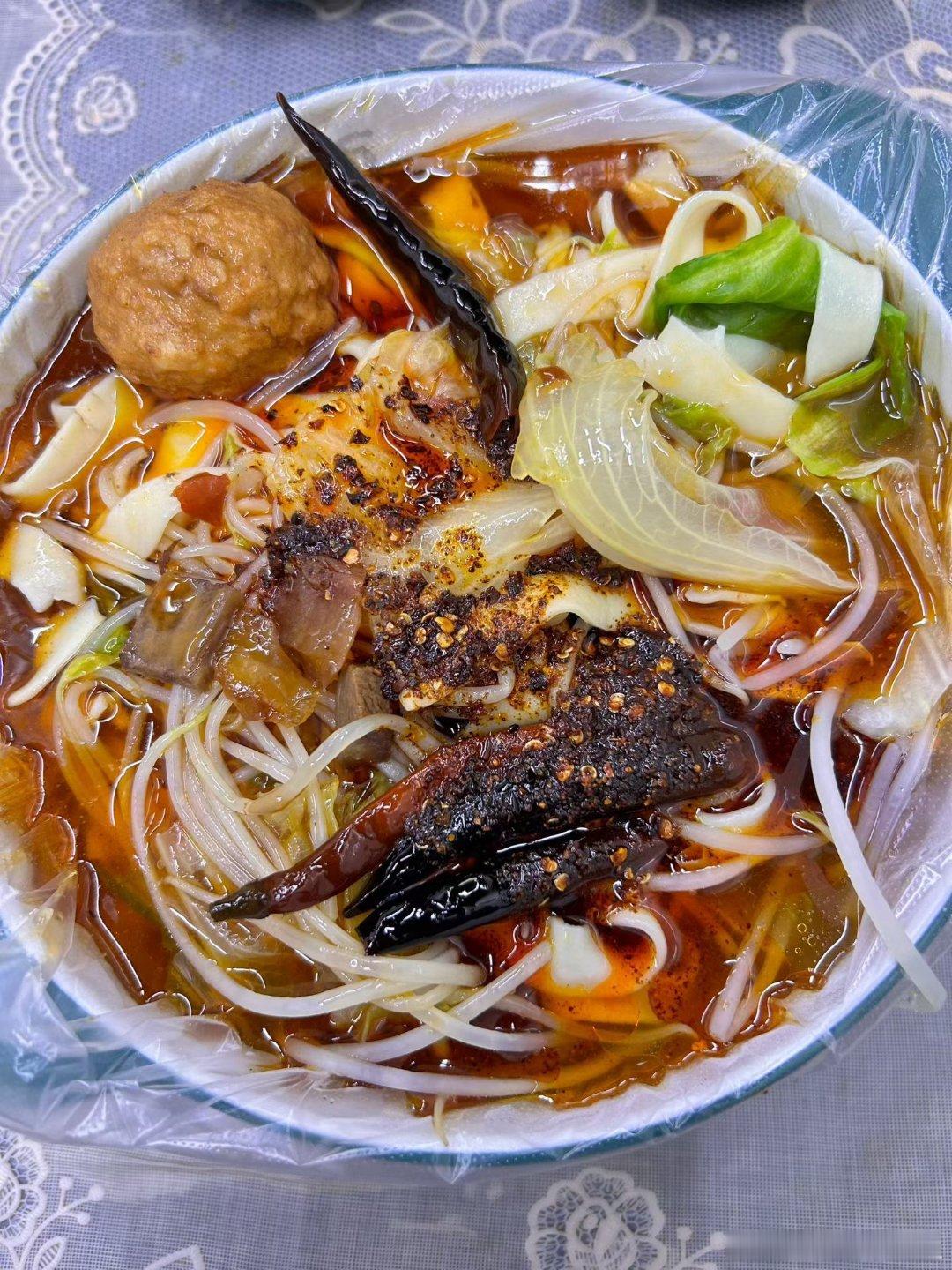 昨天晚上吃了这么一大碗，到现在还不饿，决定不吃早饭了