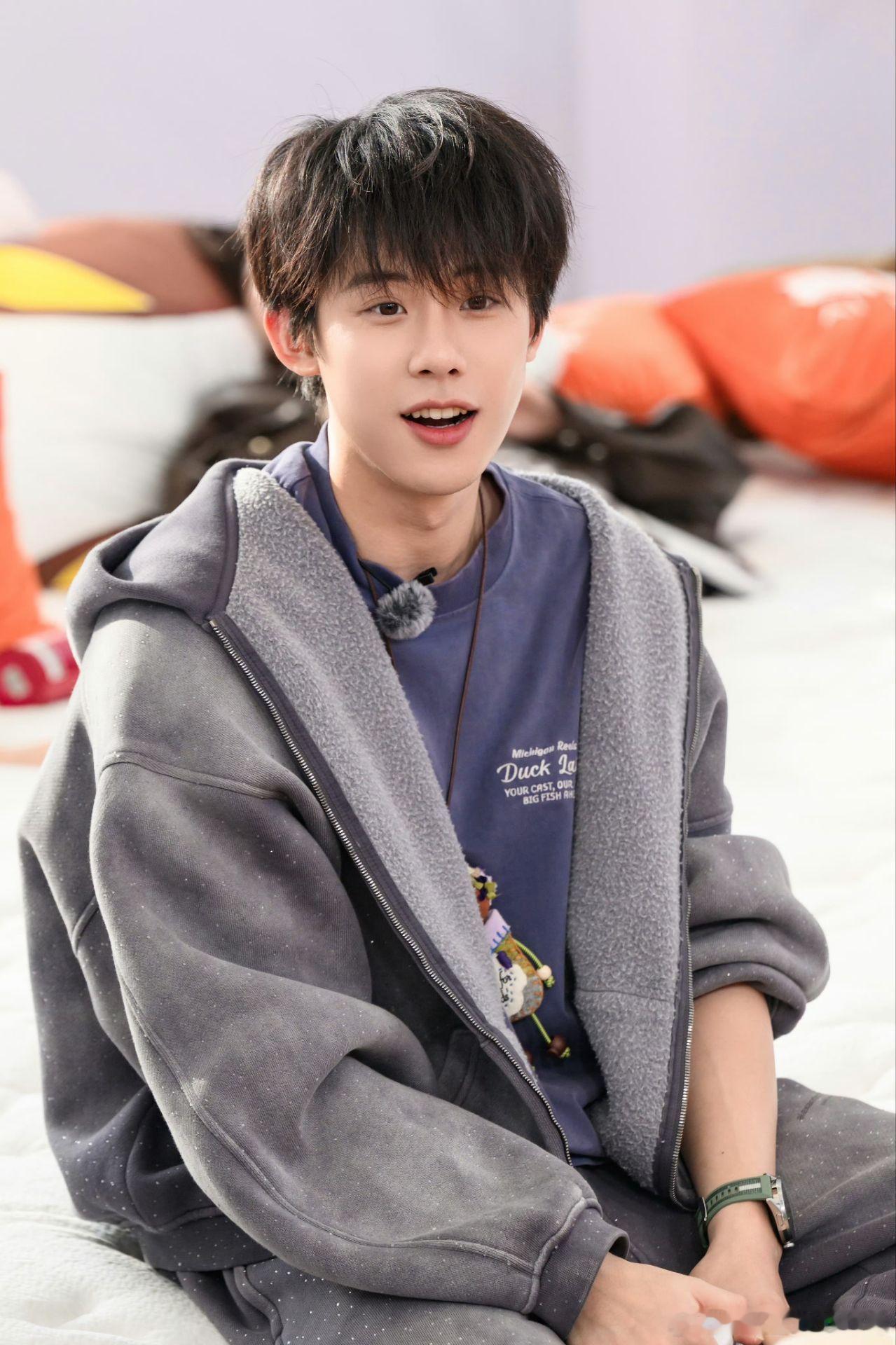 舞都跳不齐怎么不算是一种团魂周五晚高疯 看《周五晚高疯》这段舞台真的越看越魔性?