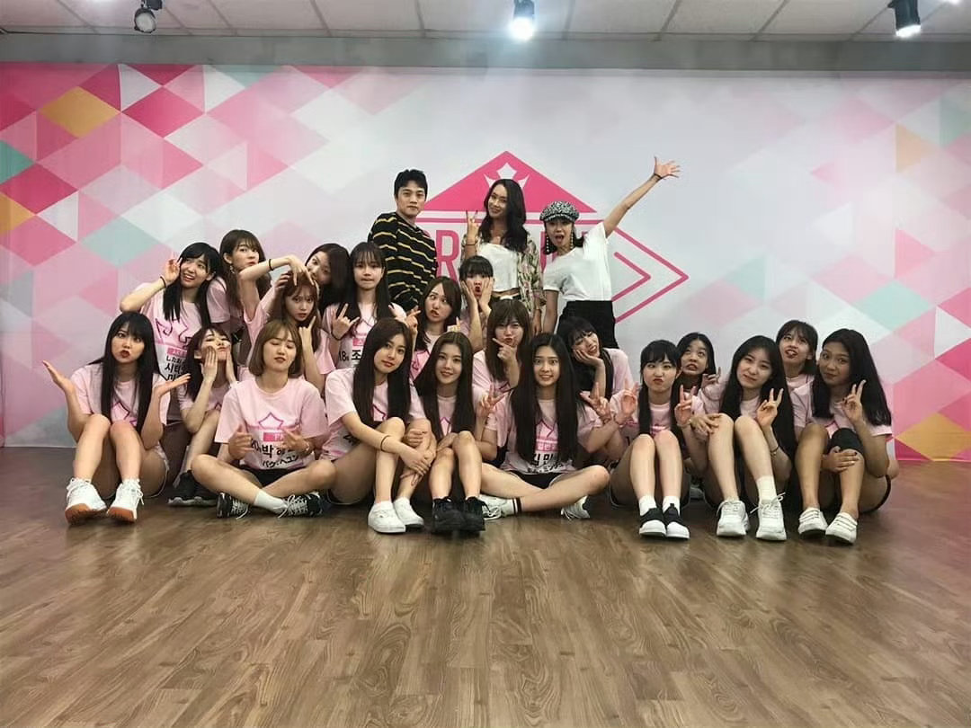 tg姜权你们俩就仗着在第一排中间，居然不做鬼脸(－ｏ⌒)小乐乐 不乘哦  虽然演