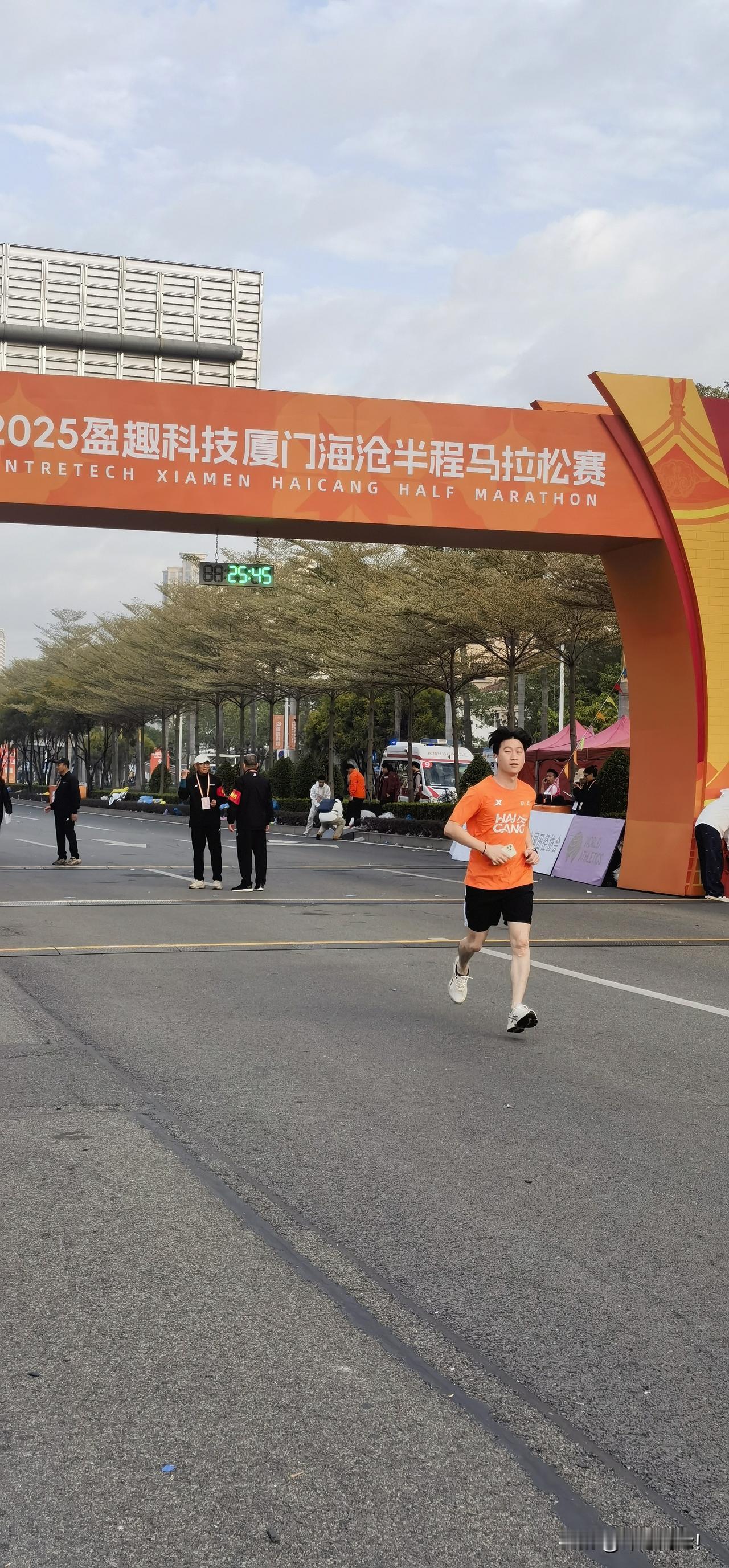 厦门海沧半马·第三枪，也就是本届赛事最后一个跑者开跑！祝超越前者，后无来者，勇闯