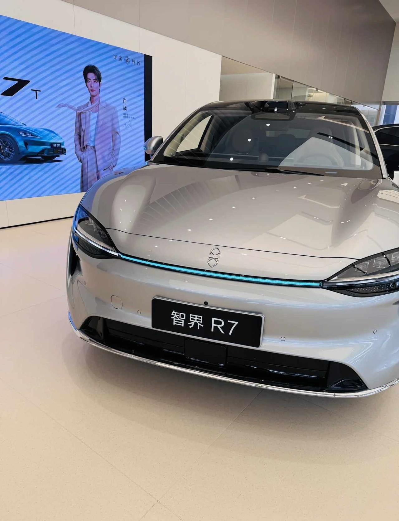 门店打卡品鉴智界R7焕新款展车
近距离实拍全新外观与内饰，实车线条比图片更有质感