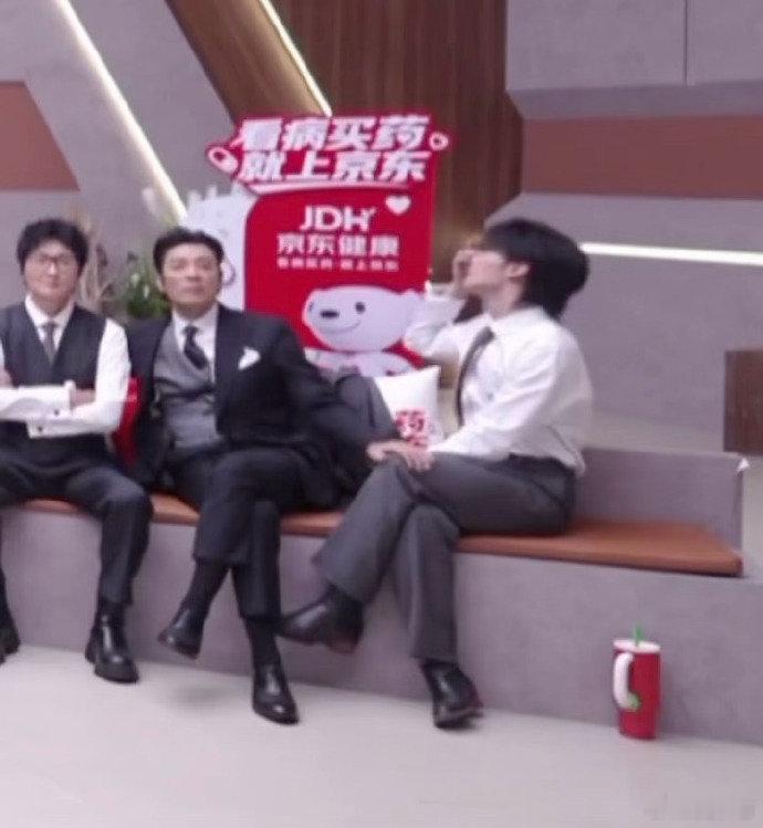 茶花开了唱哭王赫野披荆斩棘《茶花开了，该回家了》的情绪力量太强大，连王赫野都没能