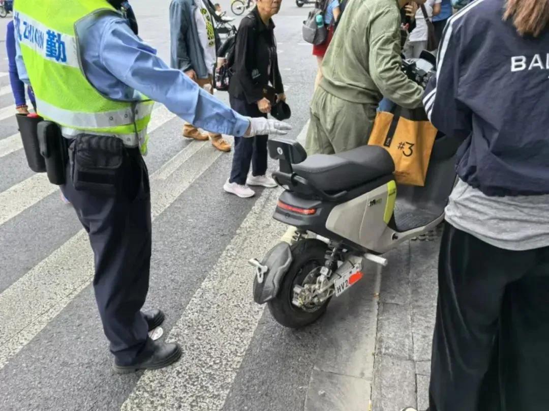 不知道怎么搞的，我每天看到交警抓电动车这种视频都恨得牙咬咬的！尽管那辆电动车也不