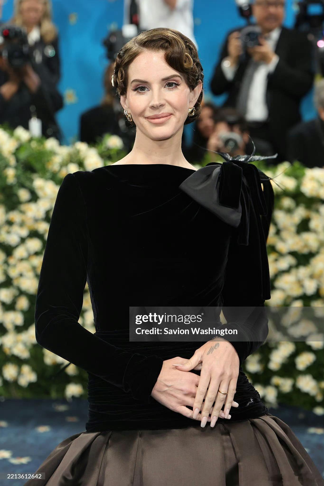 Lana Del Rey身穿 Valentino 2025 春夏高级定制系列裙装