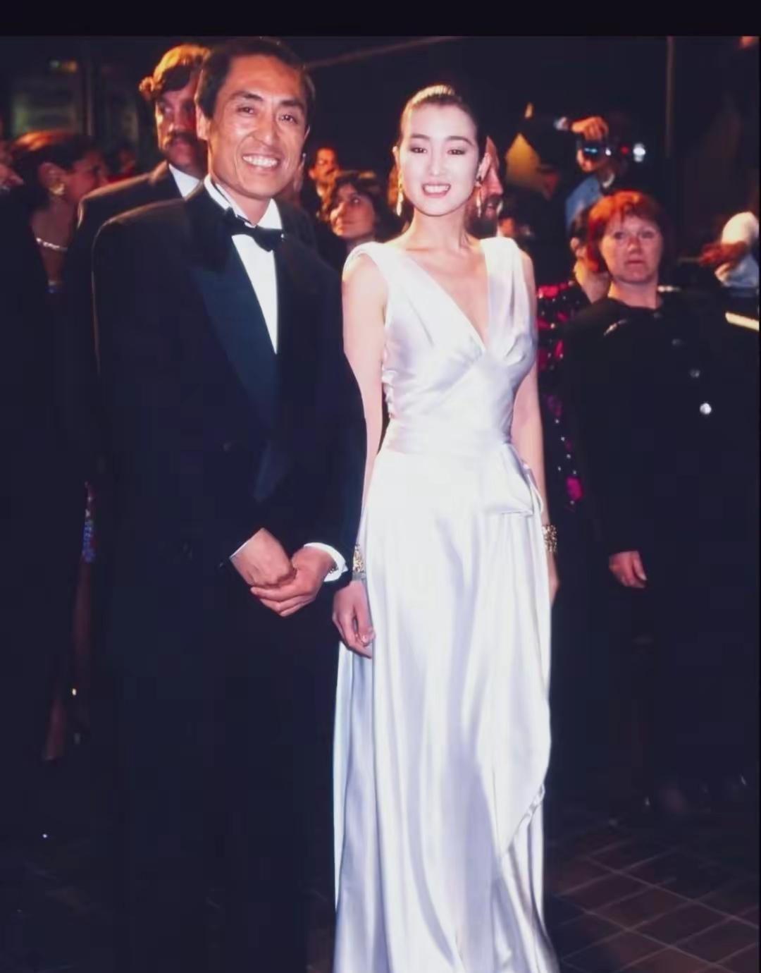 十指紧扣 湿了一片的不是红毯
是某个时代记忆里三十八年的汗与墨
威尼斯的灯打在张