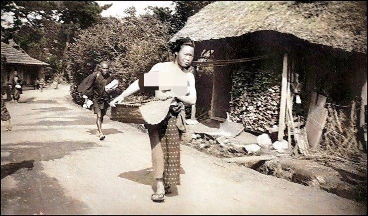 大约150年前左右，日本人还过着连女性都上身赤裸、像乞丐一样的日子。但是，明治维