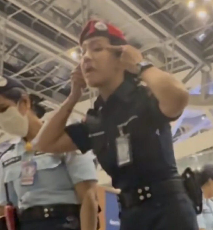 泰国素万那普机场因安保人员对乘客做出拉扯眼角动作而公开致歉。这场纠纷始于部分中国