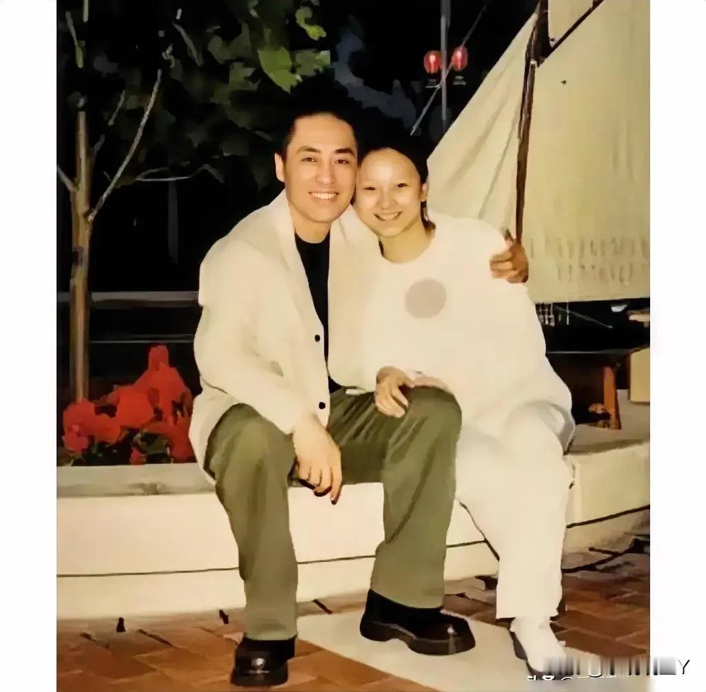 风流倜傥的张艺谋，貌美如花的陈婷，这张照片摄于上世纪90年代末二人热恋期间。