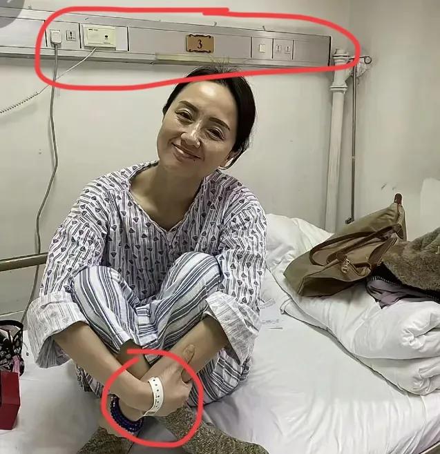 朱媛媛生病住院时的照片

有几处细节真是越看越痛心

有没有人注意到朱媛媛穿的衣