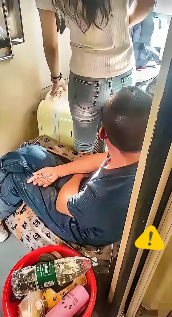 绿皮火车的角落
塞满了生活的琐碎与奔赴的期盼
旧车厢里
有人以地为席暂歇
有人为