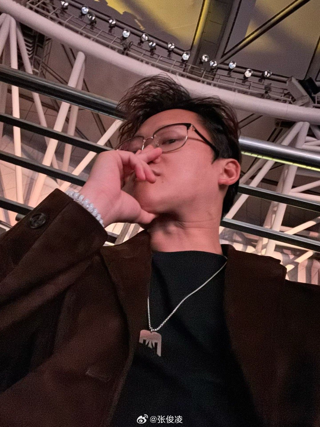 现在网络这么滞后吗？这个姿势我去年智己LS9发布会就拍过了…炎亚纶 拍照姿势