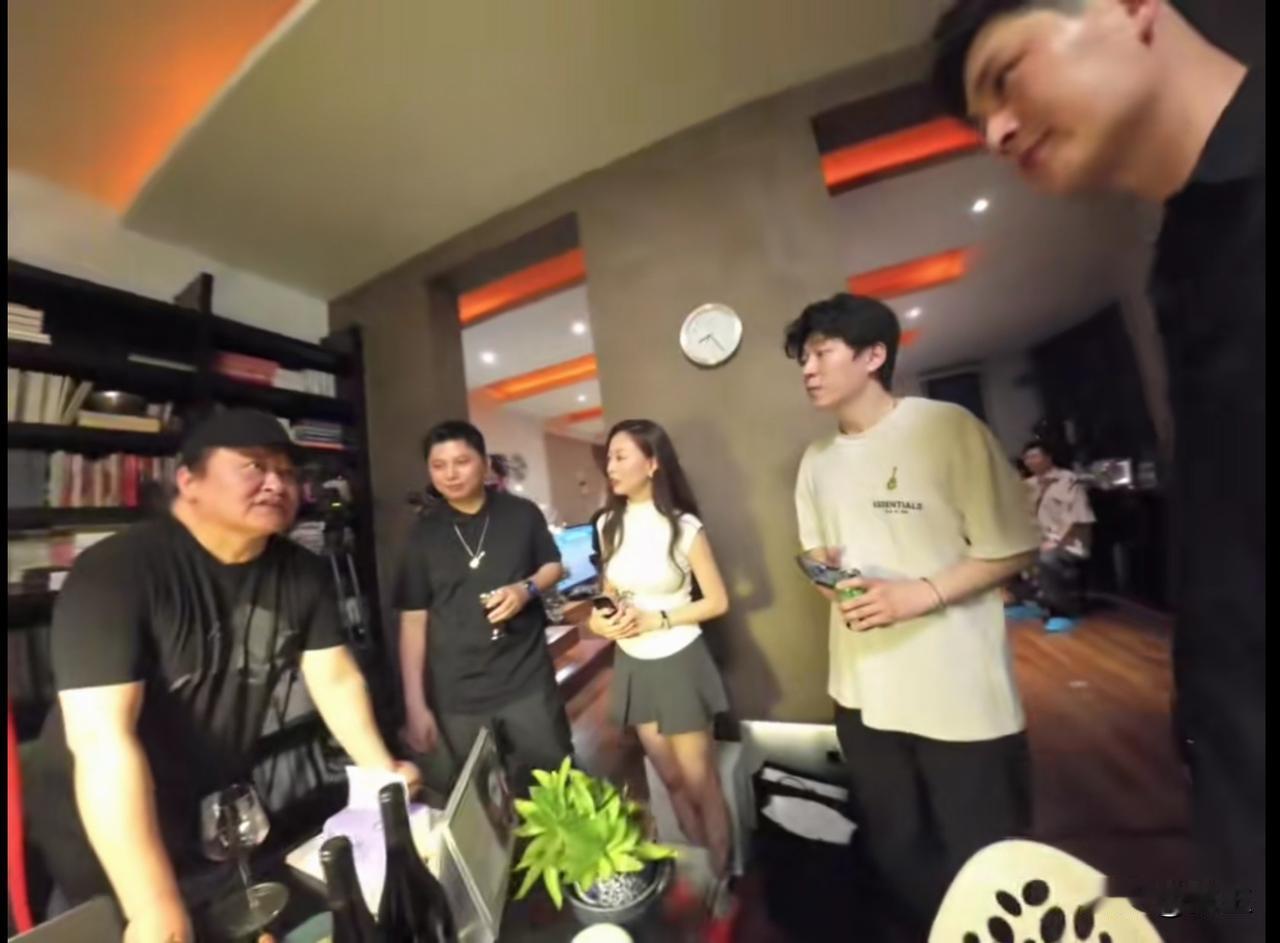 刘欢对自己的学员也太好了，看这《欢乐大家庭》的聚会名单，全是他以前教过的学员，像