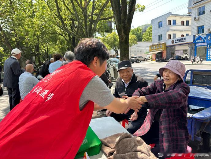台州便民服务日将关怀送到长者家门口健康拍打操+蔬果圈圈乐！石羊社区便民服务日不仅