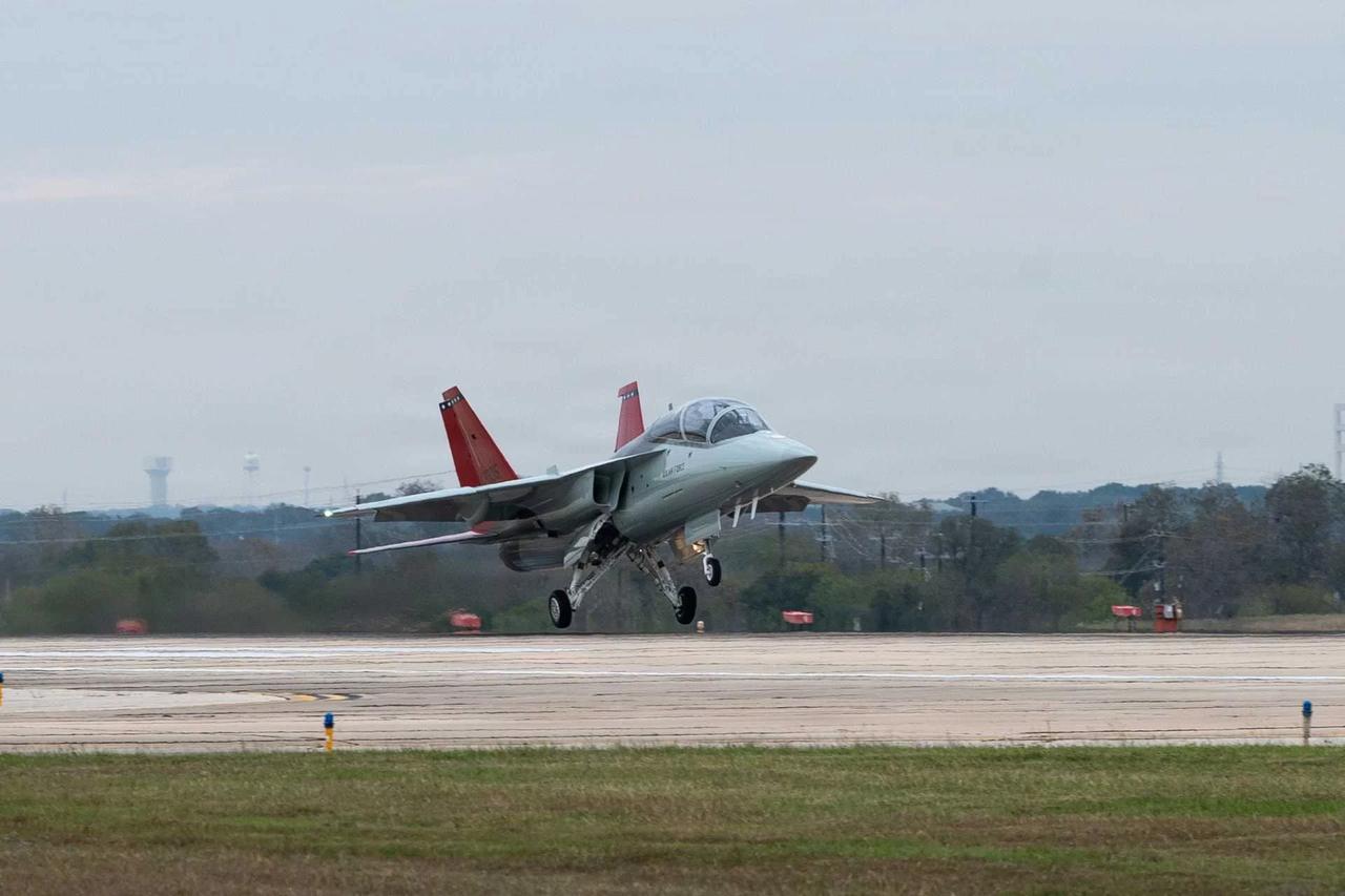 美国空军在 2027 财年预算中订购了 23 架新型 T-7A 红鹰喷气式飞机，