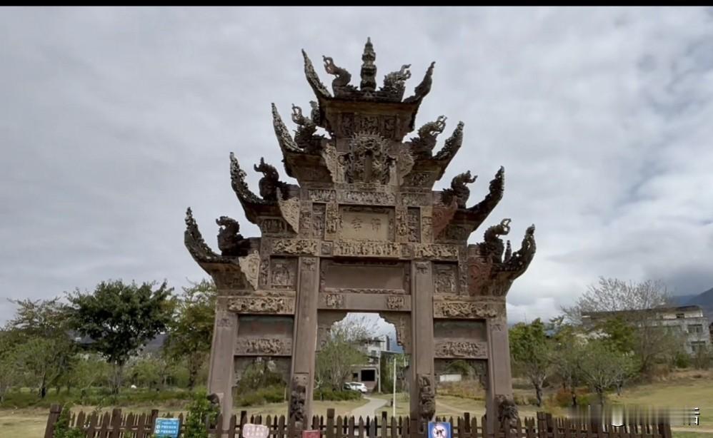 昨天上午9点半从6雅安出发前往西昌，因为途中有一座叫‘’九襄‘’的古镇，所以就弯
