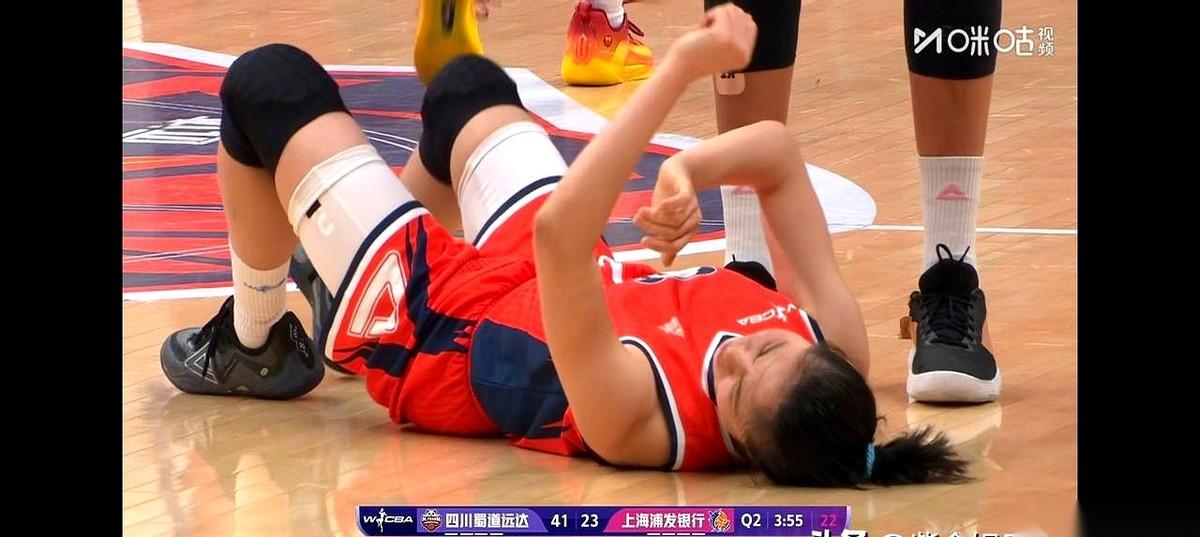 两个人影抢球，没刹住车，脑袋“哐”一下撞在一起。
谁都没吭声，就看着血顺着额头往