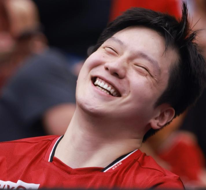 樊振东看到了什么？他笑得好开心！
感觉樊振东加盟德甲联赛俱乐部后，像是变了一个人