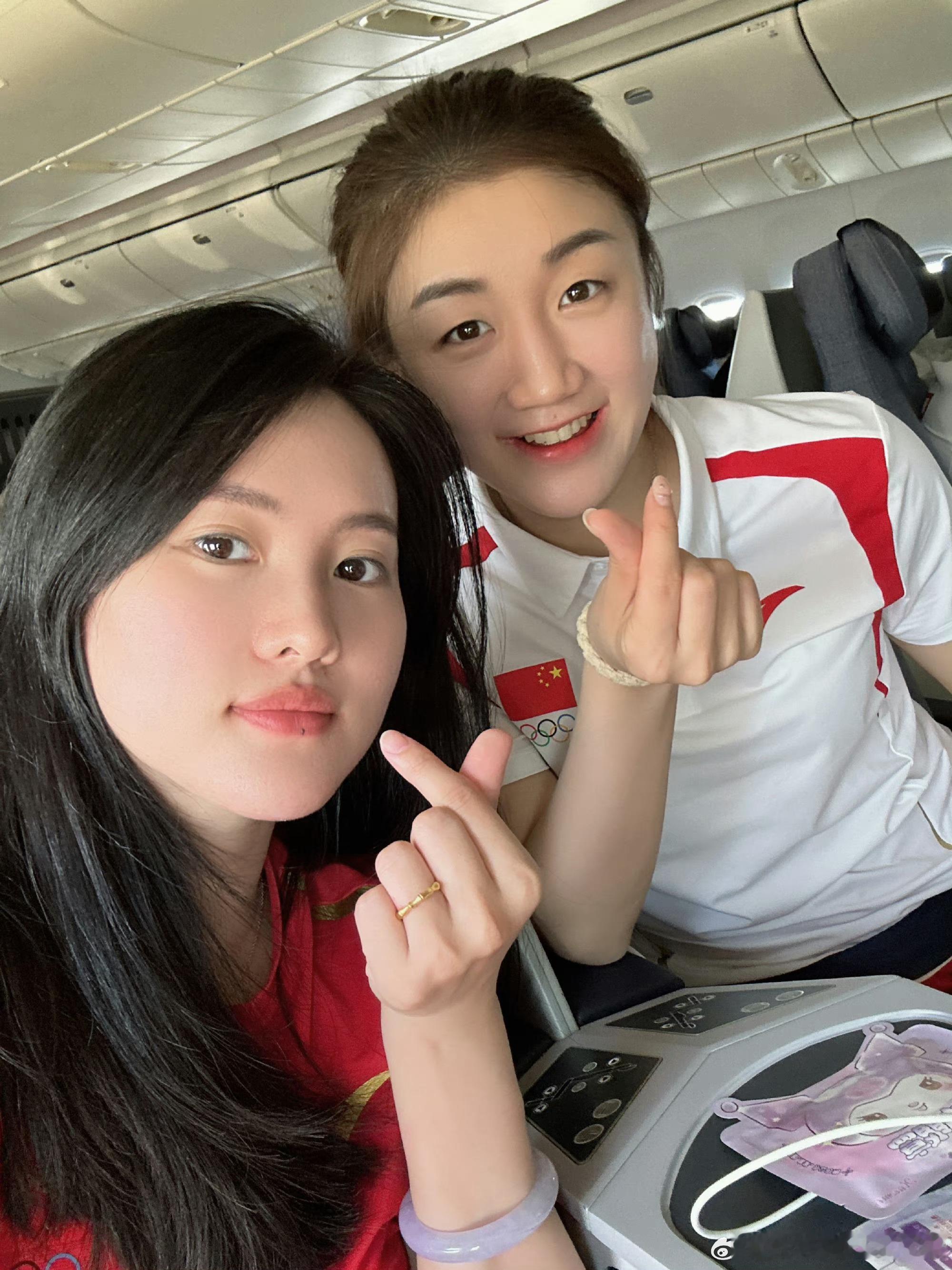 #陈若琳回复陈梦#啊哈哈哈哈这是说大梦在飞机上睡了一路吗？这俩有点可爱啊！！！ 