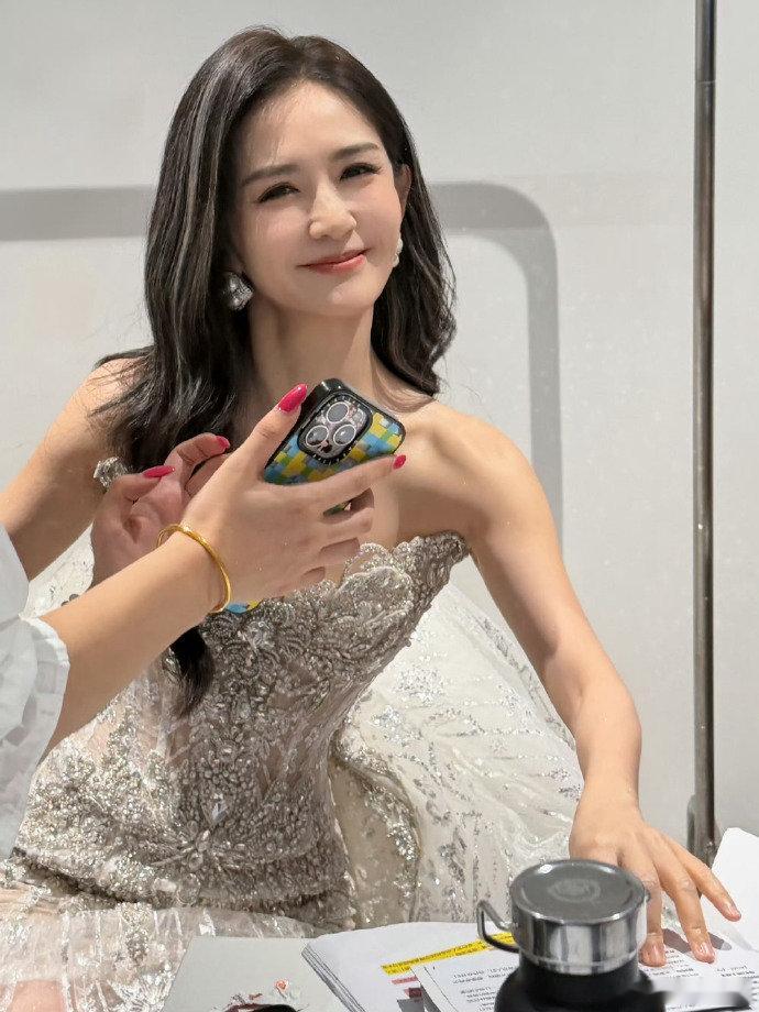 谢娜WMA音乐盛典造型谢娜主持WMA音乐盛典谢娜状态谢娜现身音乐盛典红毯，穿搭造