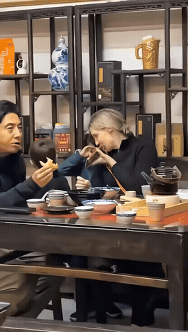 曾经一直不解，满腹才情的撒贝宁，为何选择外籍妻子李白相伴一生。

直到刷到他们一