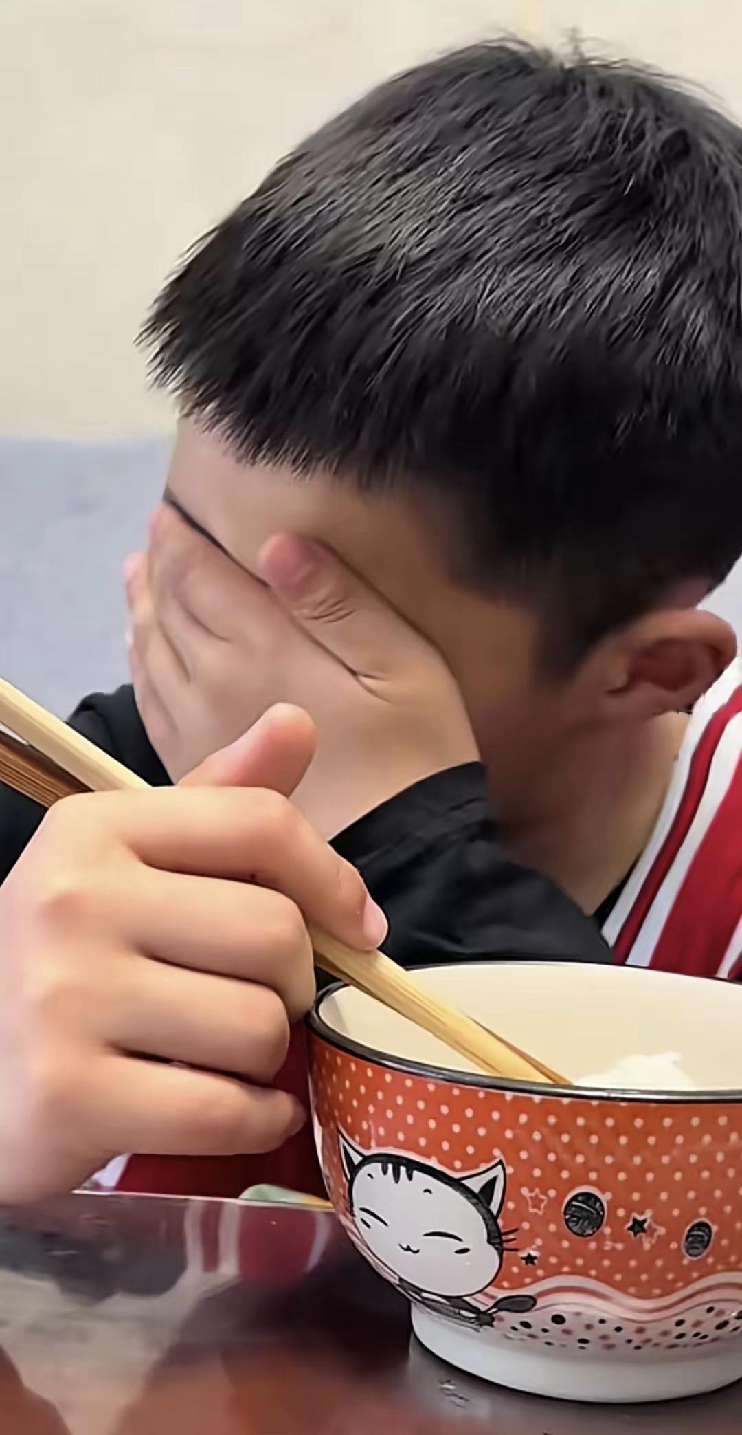 单亲妈妈给儿子10块钱，让他坐车回来，儿子没坐车，步行一个多小时才到家，在吃饭时