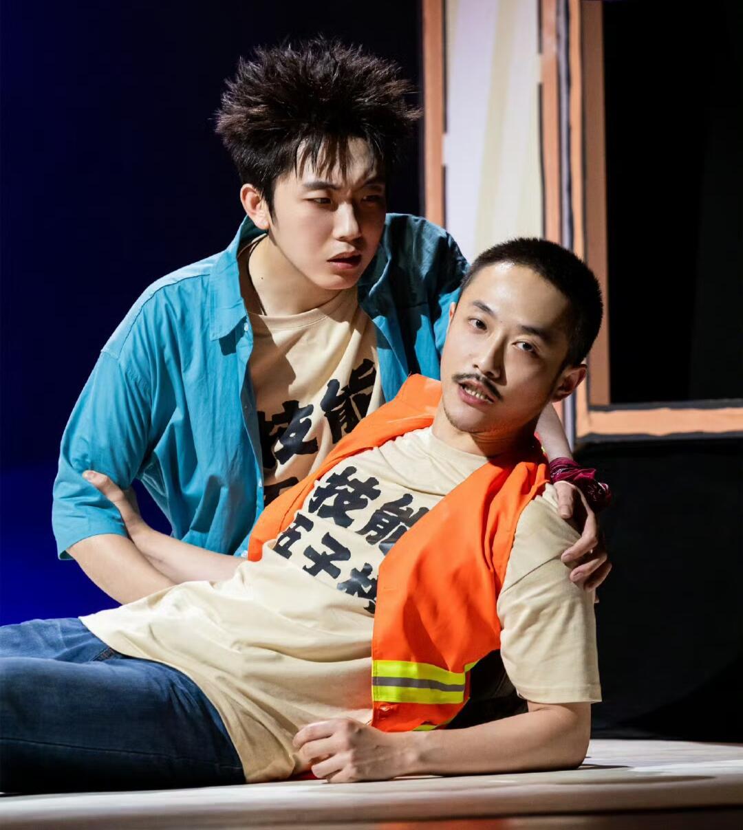 张兴朝好会安慰李嘉诚啊李嘉诚张兴朝干什么都像演喜剧谁还没被这对活宝笑到捶床！干啥