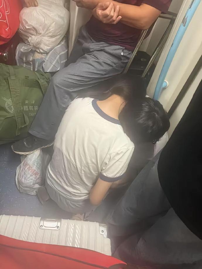 现在小年轻真放得开，思想无拘、行为洒脱，勇敢追自我，新潮观念与不羁姿态，尽显青春