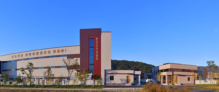 偏僻山村换新颜
——访平安北道云山郡
云山郡位于平安北道东部。
云山郡由于山川众