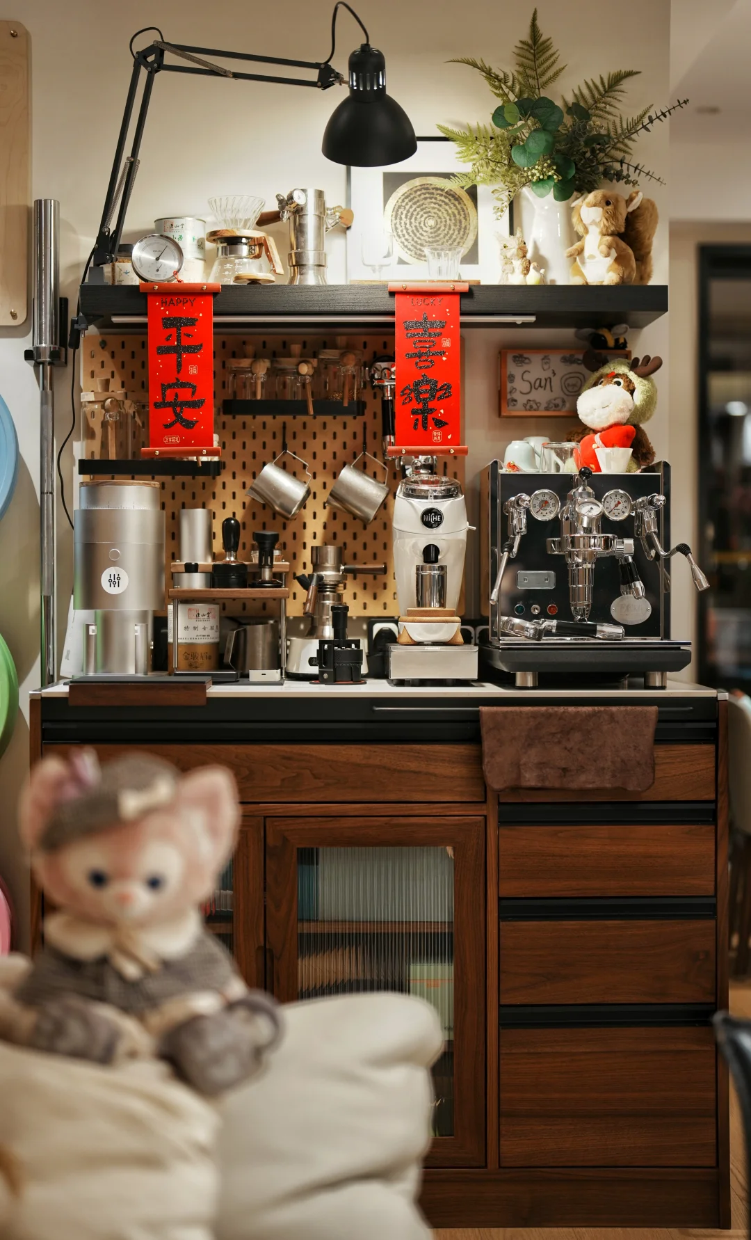 充满新年氛围的家庭咖啡角