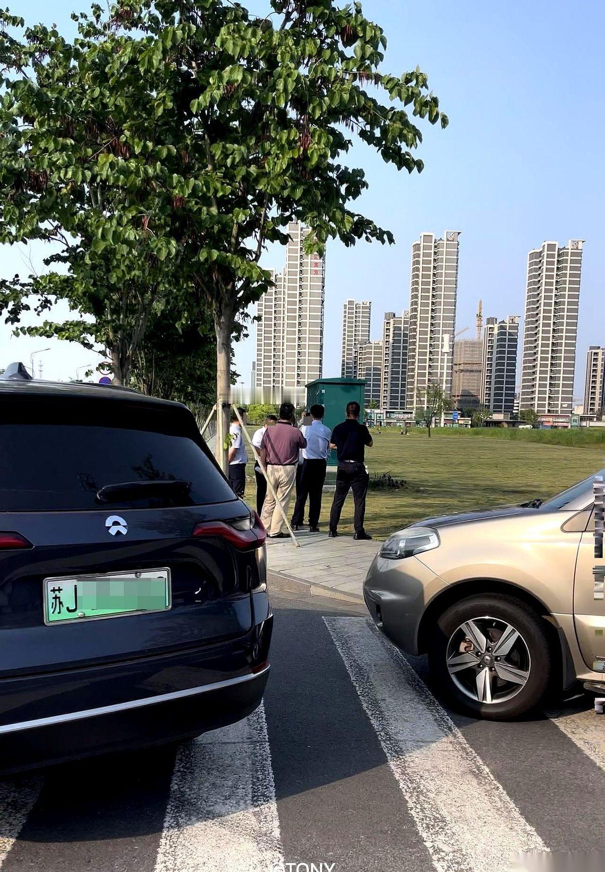 我开车路过都替他们纠结。
就那俩地儿，一个是大学城，一个是万科旁边。来来回回地传