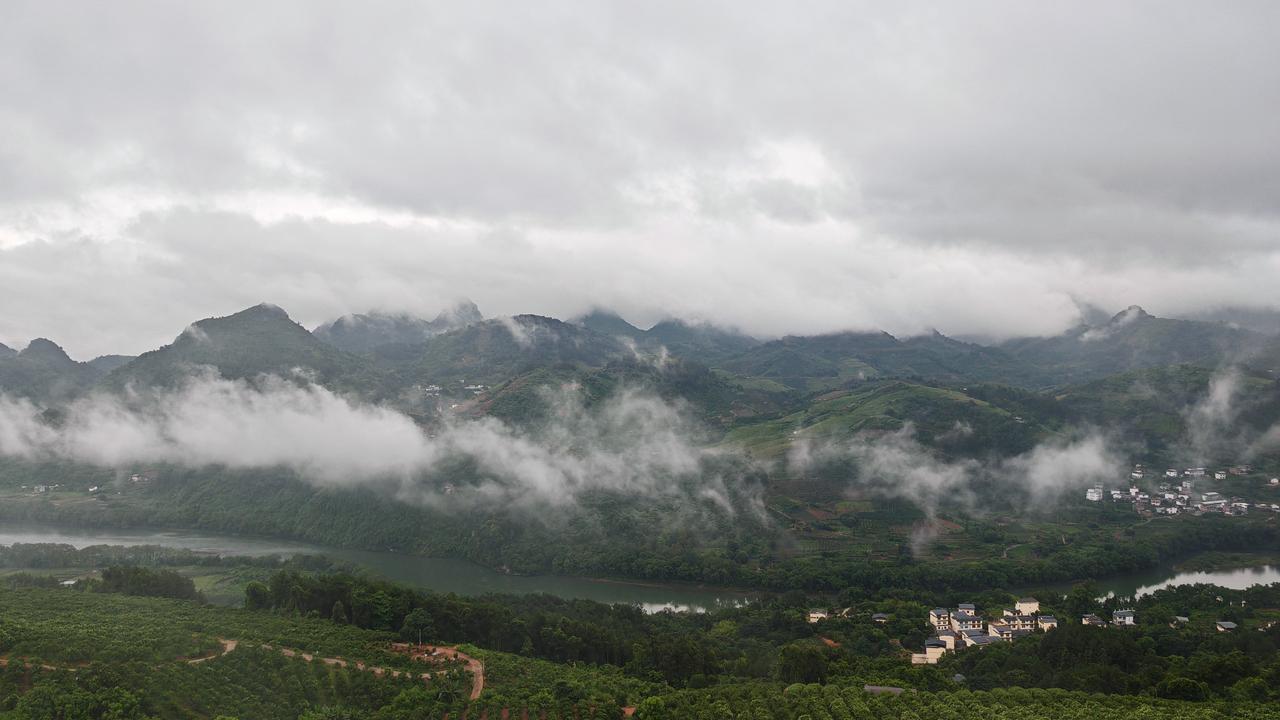 分享一下你今天随手拍下的美景《雨后漓江的清晨》