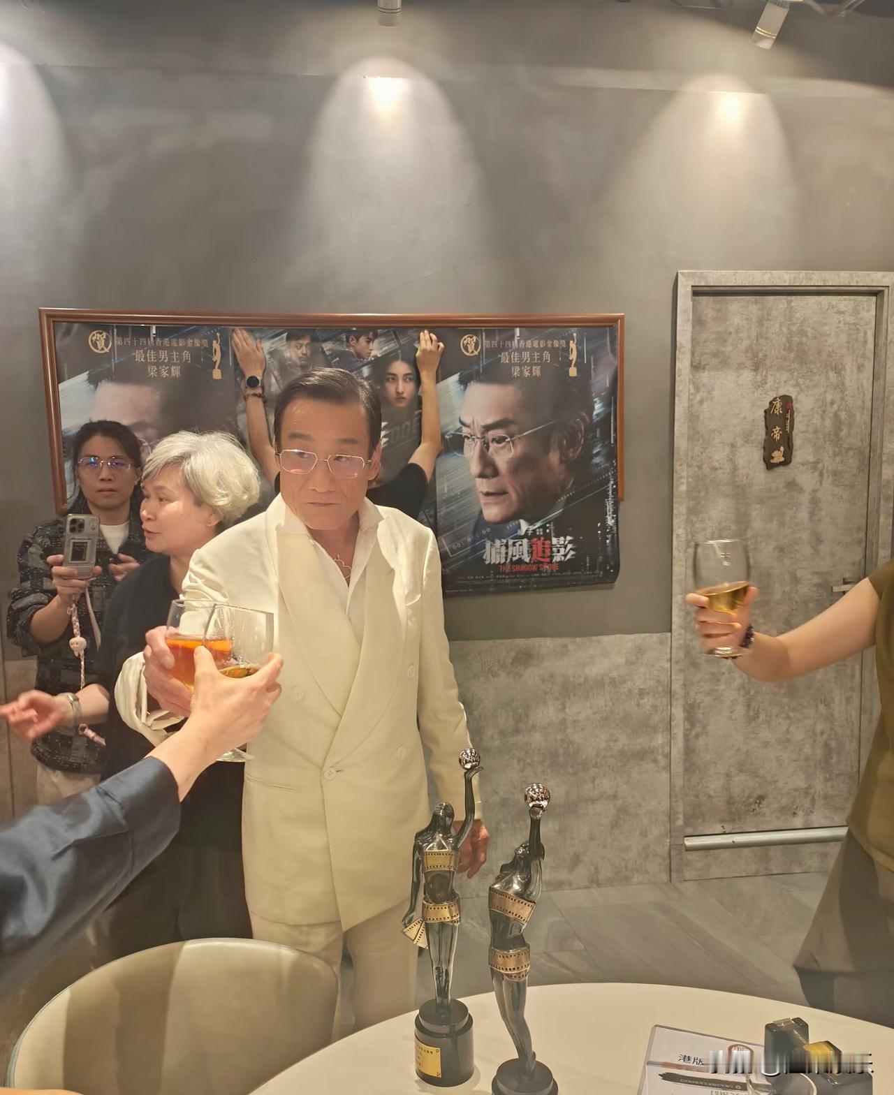 梁家辉庆功宴也吃火锅🍲呀！
这么干净的西装🤵可不要弄上汤汁[捂脸][捂脸]