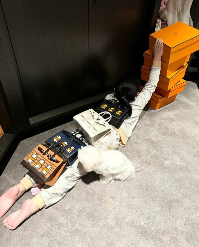 人都是个体的 只有自己懂自己 别指望别人去体会你的喜怒哀乐 心疼你的酸甜苦辣 .