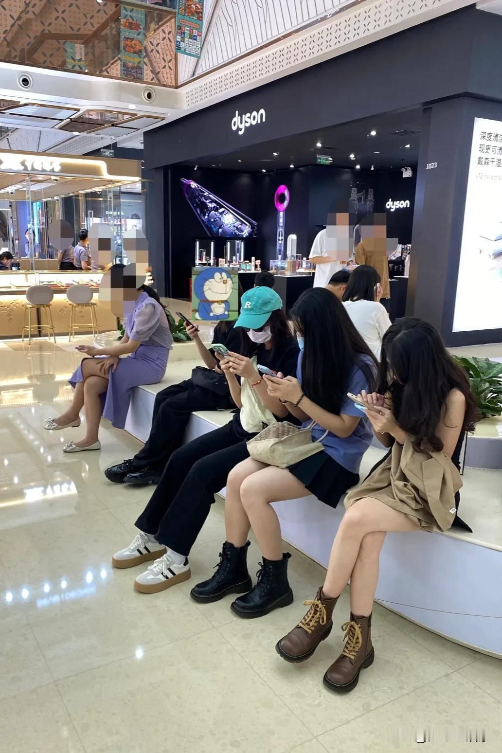 现在逛商场，买东西反倒成了副业。
 
周末闲来无事来万达商场溜达一圈，身边来往的