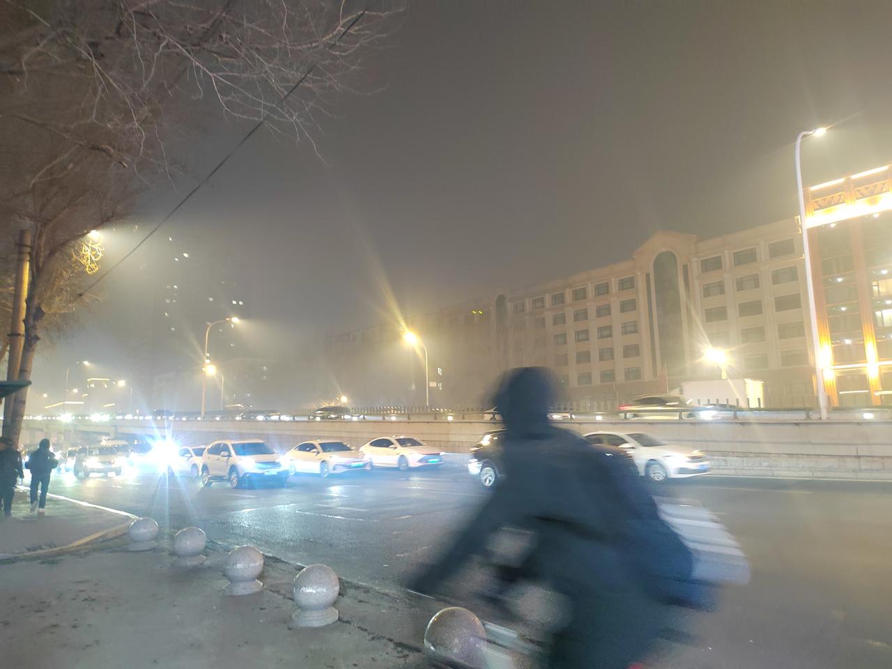 下班出门我还以为是着火了呢，而且单位门口还站挺多人，给我吓够呛，一看是雾霾天气，