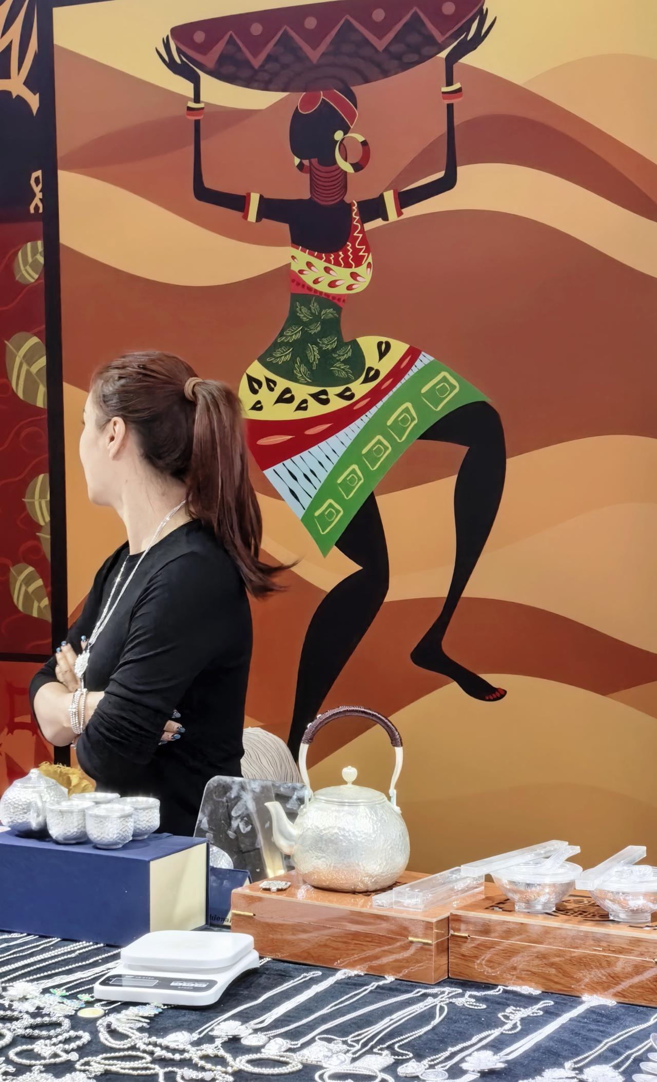美，其实是没有边界，如同原始野性的沙漠黄，撞见了东方匠人的冷白银光。