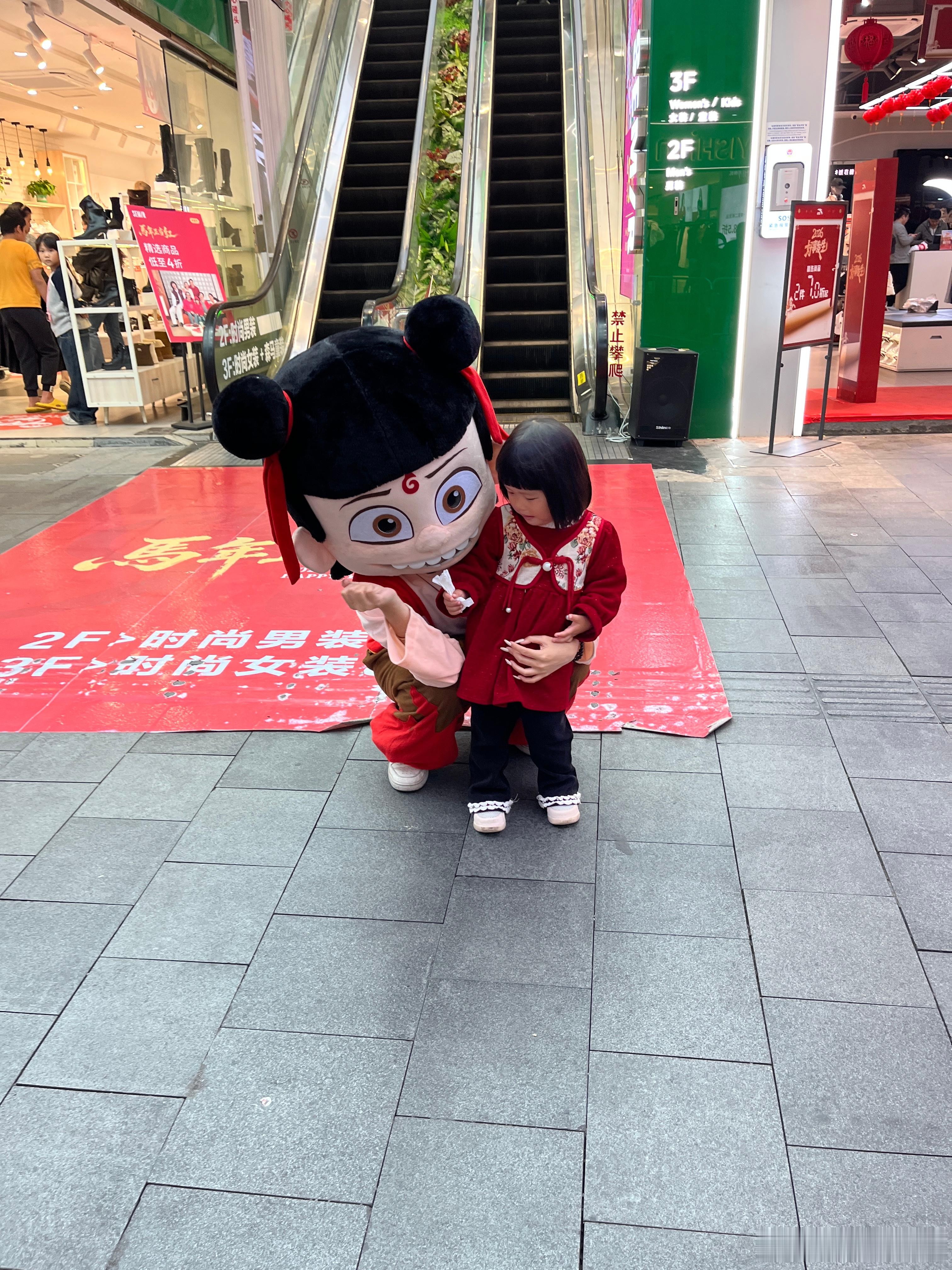 真的好喜欢哪吒，回来和哪吒拥抱4次，我都不好意思森马门店哪吒，我去看了衣服，没有