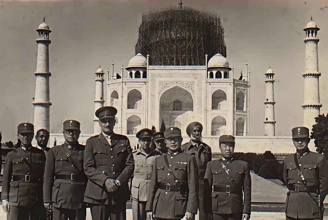 1943年2月，何应钦视察中国驻印度远征军（兰姆伽训练营），出席加尔各答中美英三