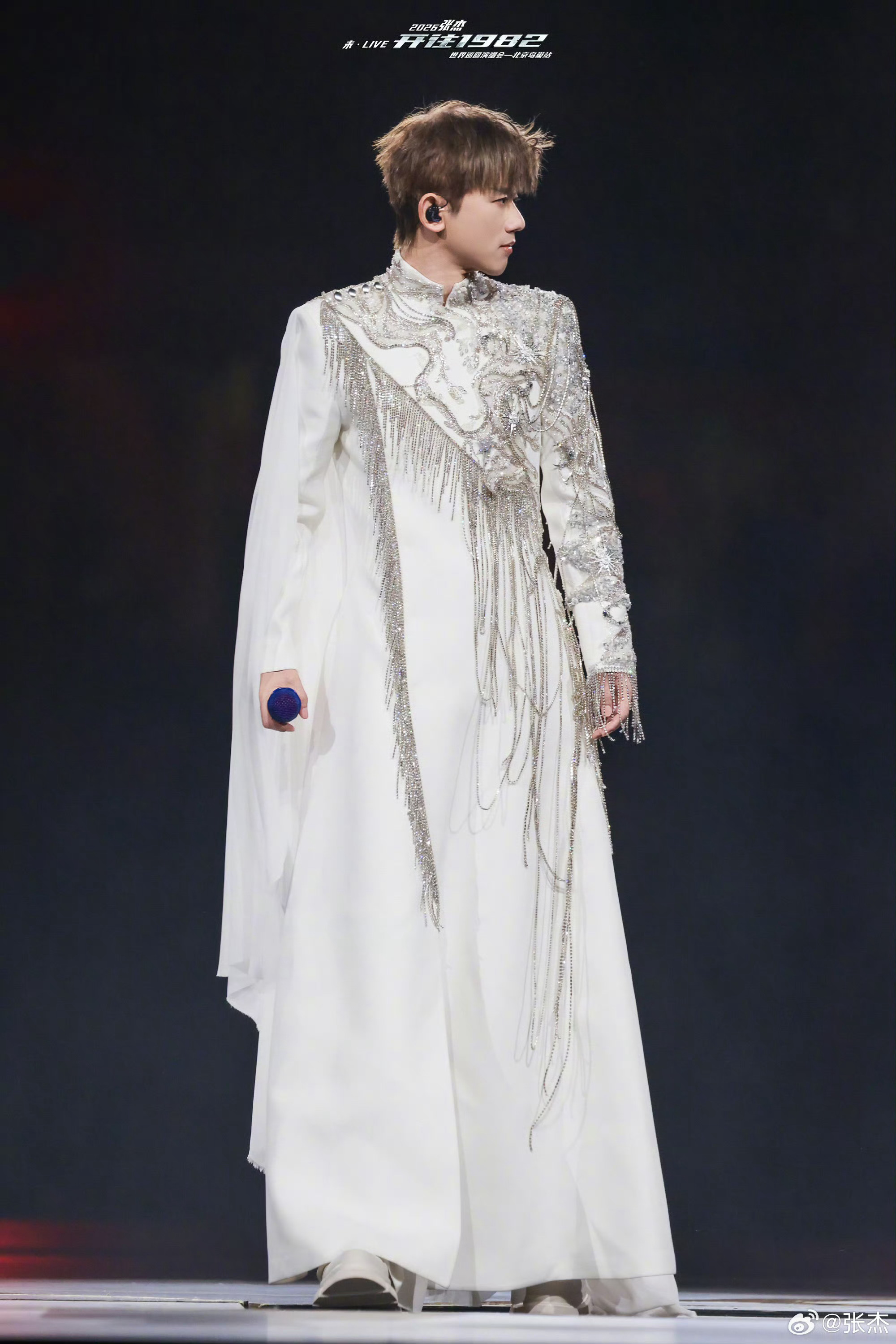 一个字概括张杰鸟巢演唱会千言万语汇成一个字：牛！现场震撼到失语，除了牛真的找不到