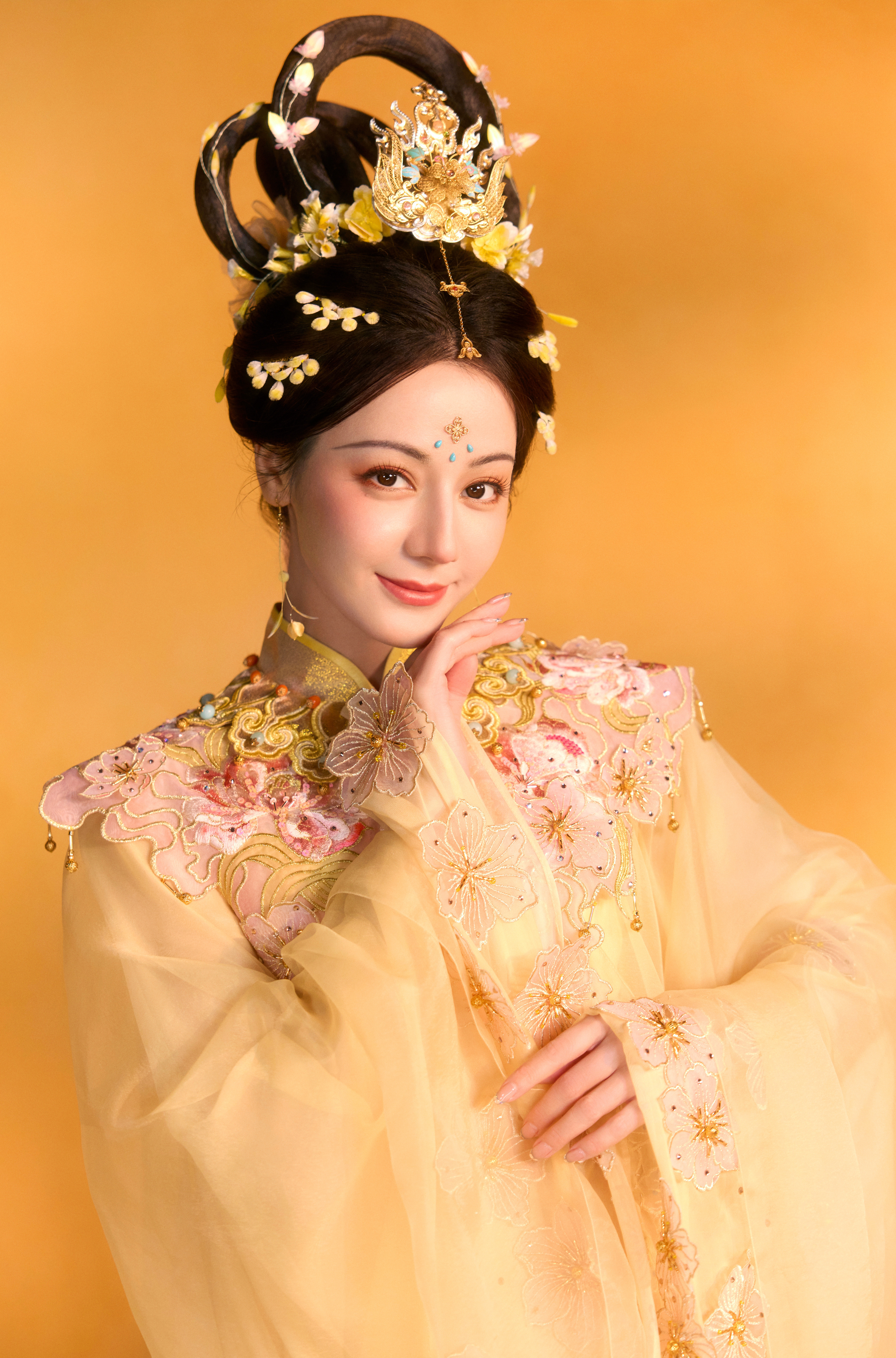 迪丽热巴 一颦一笑间，既有盛唐仕女的华贵典雅，又具东方佳人的温婉韵致，仿佛从时光