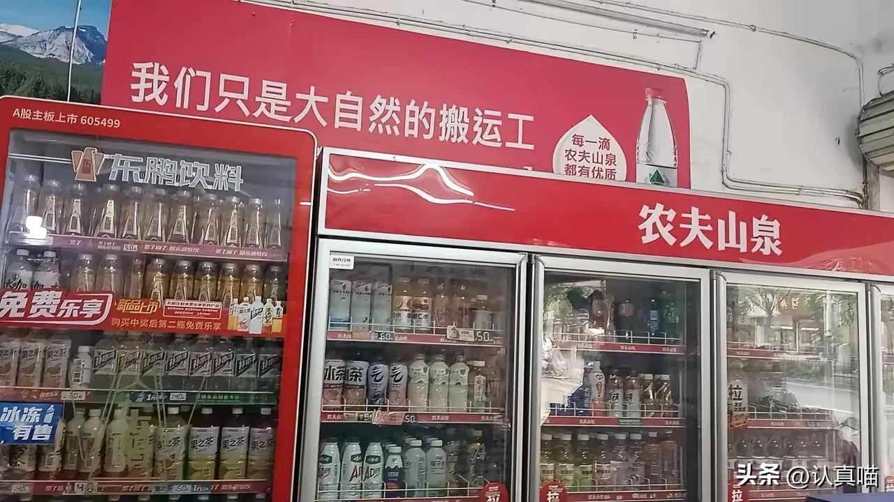 临街商铺改摆麻将桌，
赚的是台费还是“风险费”？

  你以为老板在卖货，其实他
