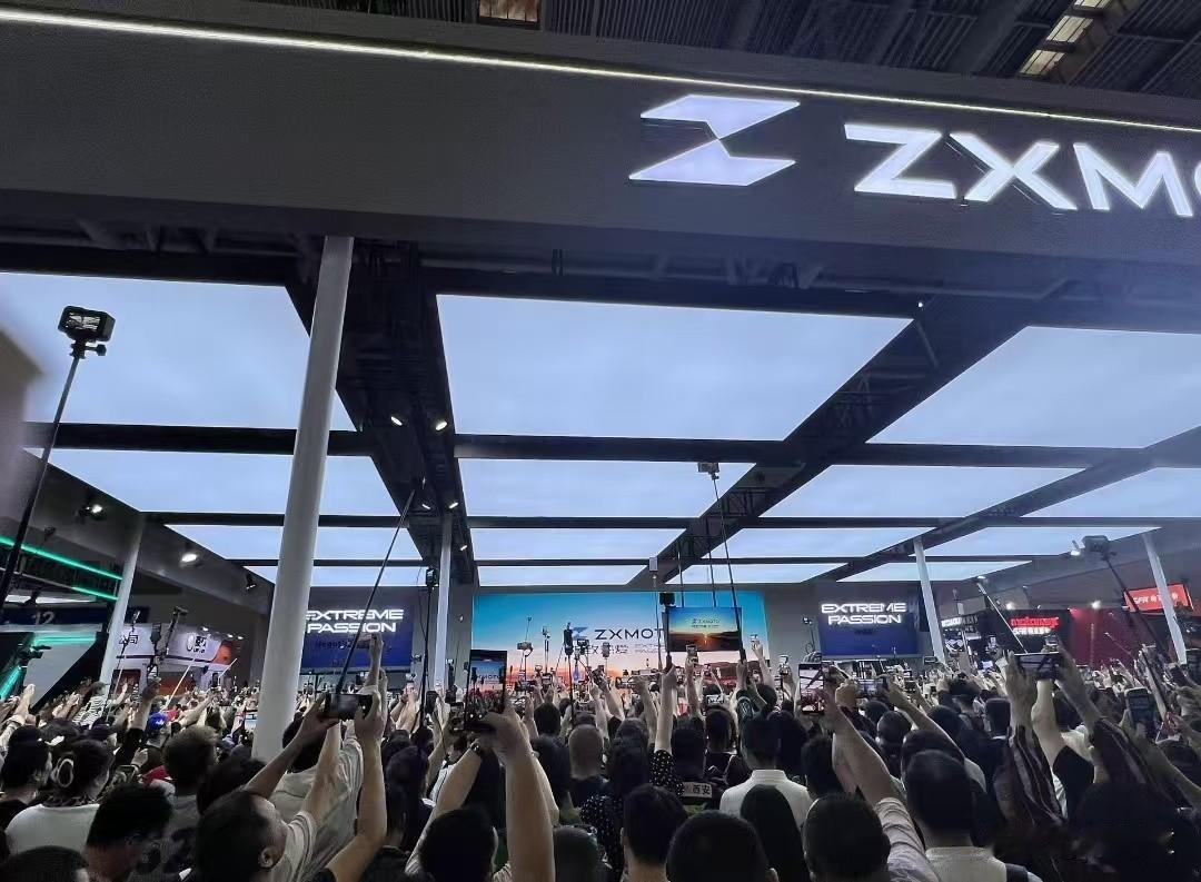 今日重庆摩博会的这一幕，在中国整个汽车发展历程里都从未有过先例。上午张雪机车的发