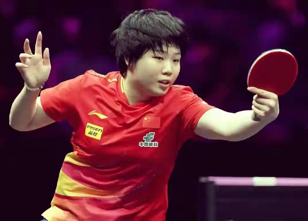 国乒应该加快更新换代的节奏！时下国乒平均年龄过大，一线年轻选手比例太小。像男队的